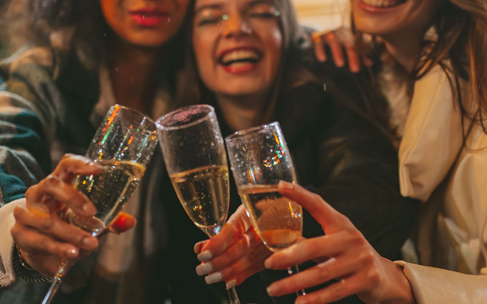 Herbruikbare bekers en vaatwassers voor nieuwjaarsrecepties en winterevents